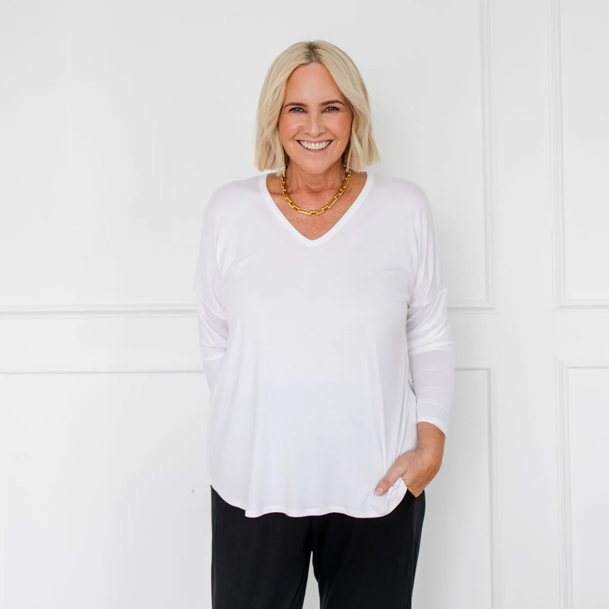 Sharon relaxed v-neck long-sleeve tee - white